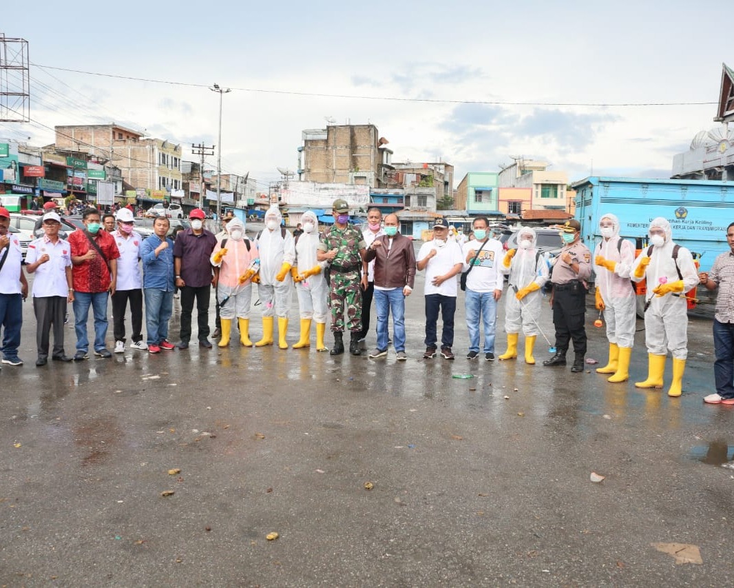 Bupati Taput Meninjau Pelaksanaan Sosialisasi Pencegahan Penyebaran Covid-19 di Siborong - borong