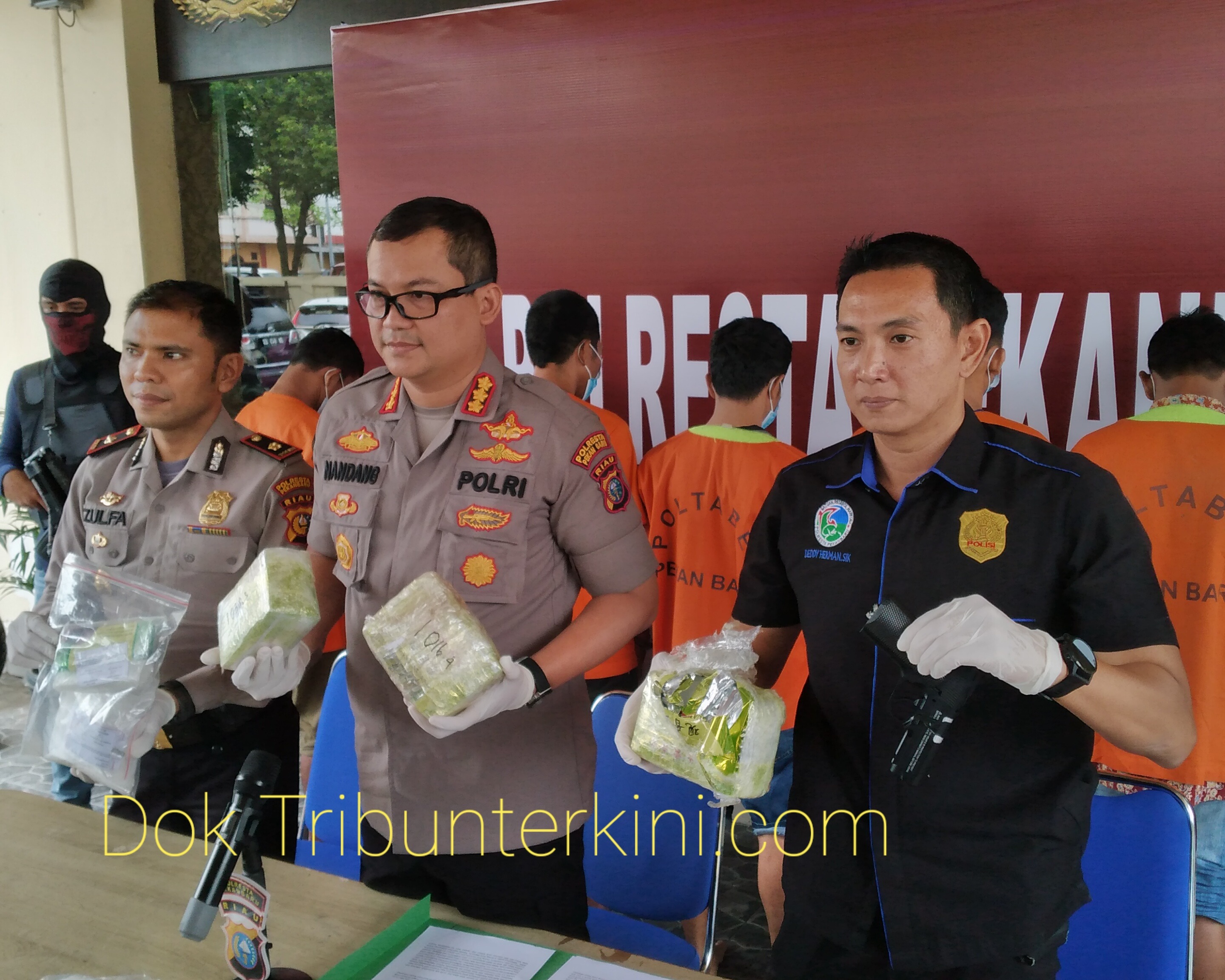 Kapolresta Pekanbaru Ekspos Penangkapan Pengedar Narkotika Jenis Sabu dan Amankan Senjata Airsoft Gun