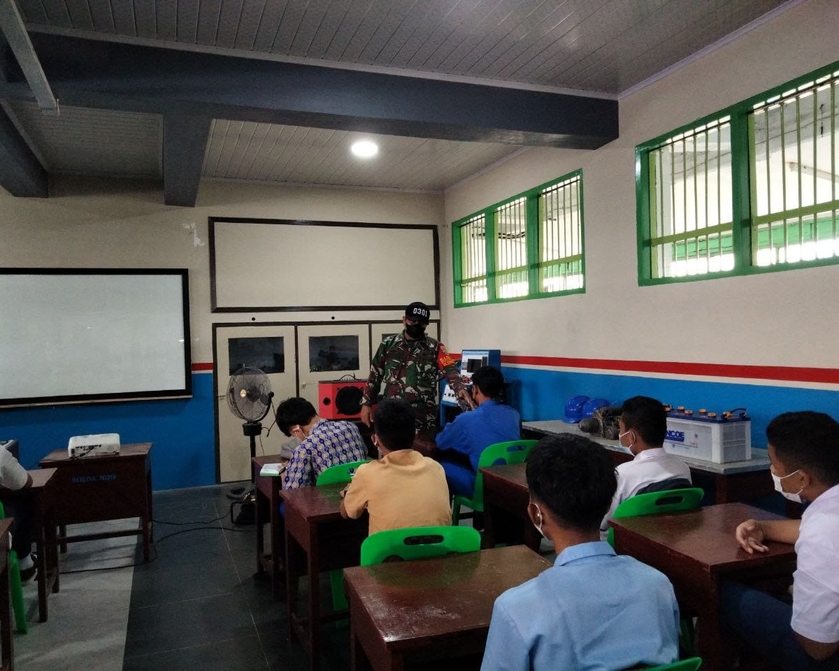 Babinsa Kodim 0301/PBR Berikan Pengarahan Kedispinan Prokes Kepada Siswa SMK Muhammadiyah 1