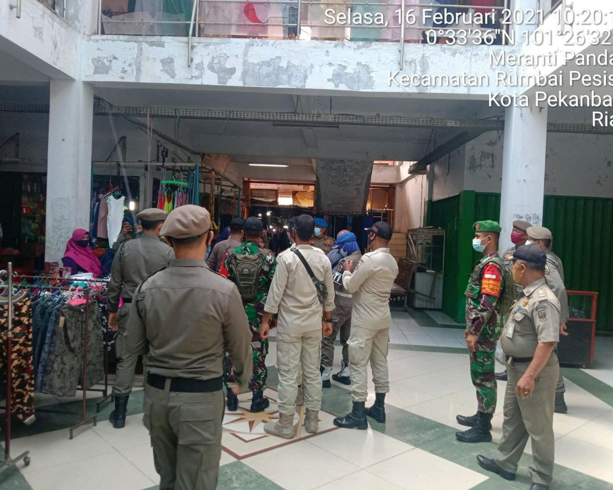 Personil Kodim 0301/PBR Ikuti Operasi Yustisi Penegakan Disiplin Prokes di Pasar Rumbai
