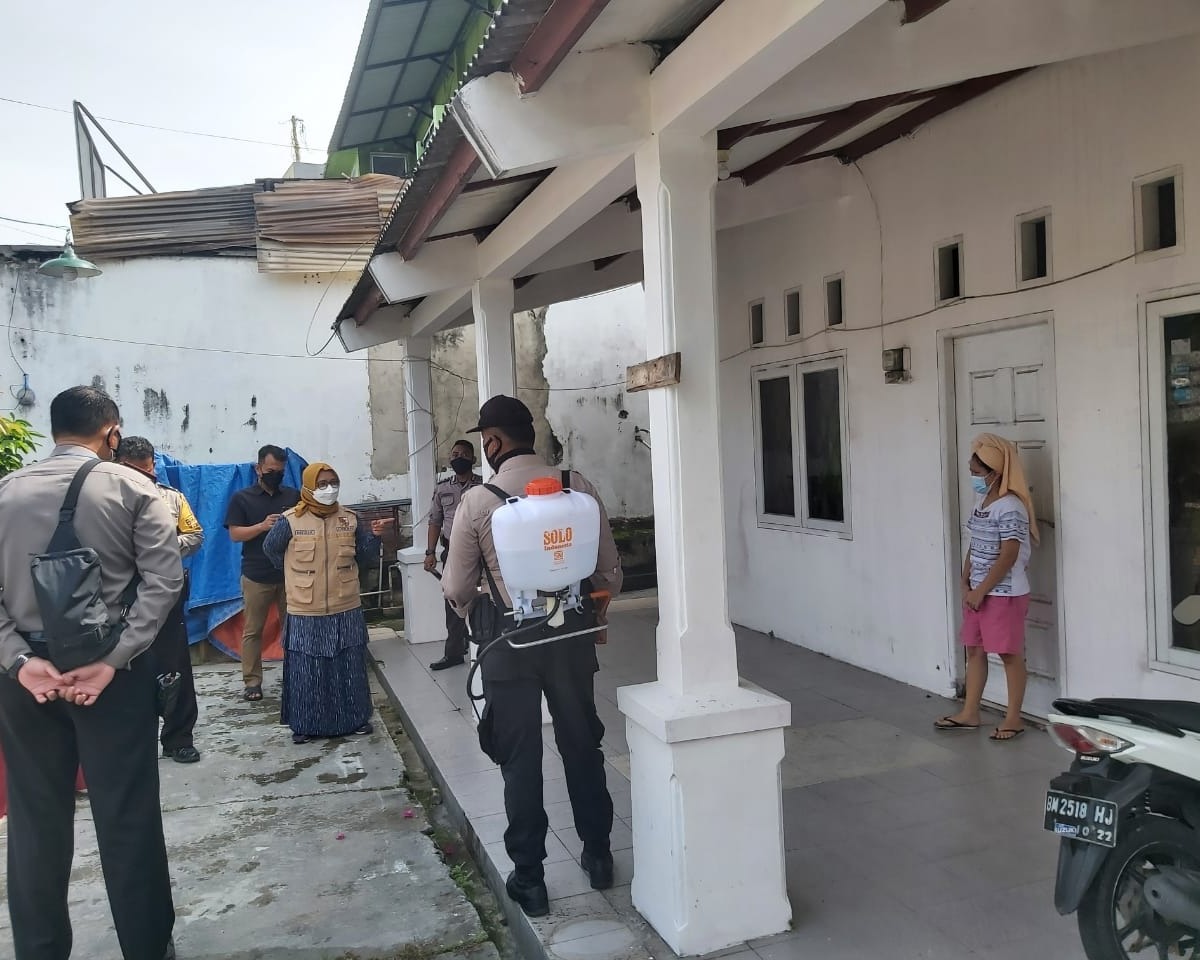 Polsek Limapuluh Lakukan Penyemprotan Disinfektan Di Rumah Warga Suspek Covid-19