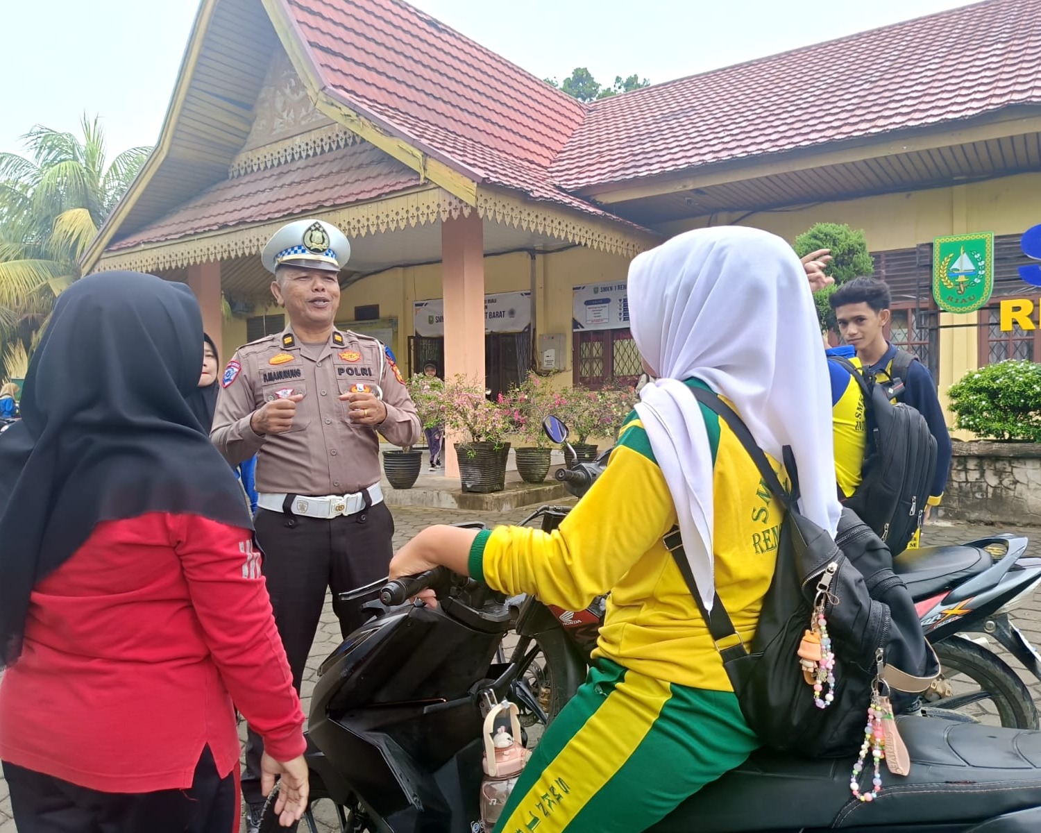 Operasi Zebra Lancang Kuning 2025, Satlantas Polres Inhu Berkolaborasi Dengan Guru Cek Kelengkapan Kendaraan Siswa