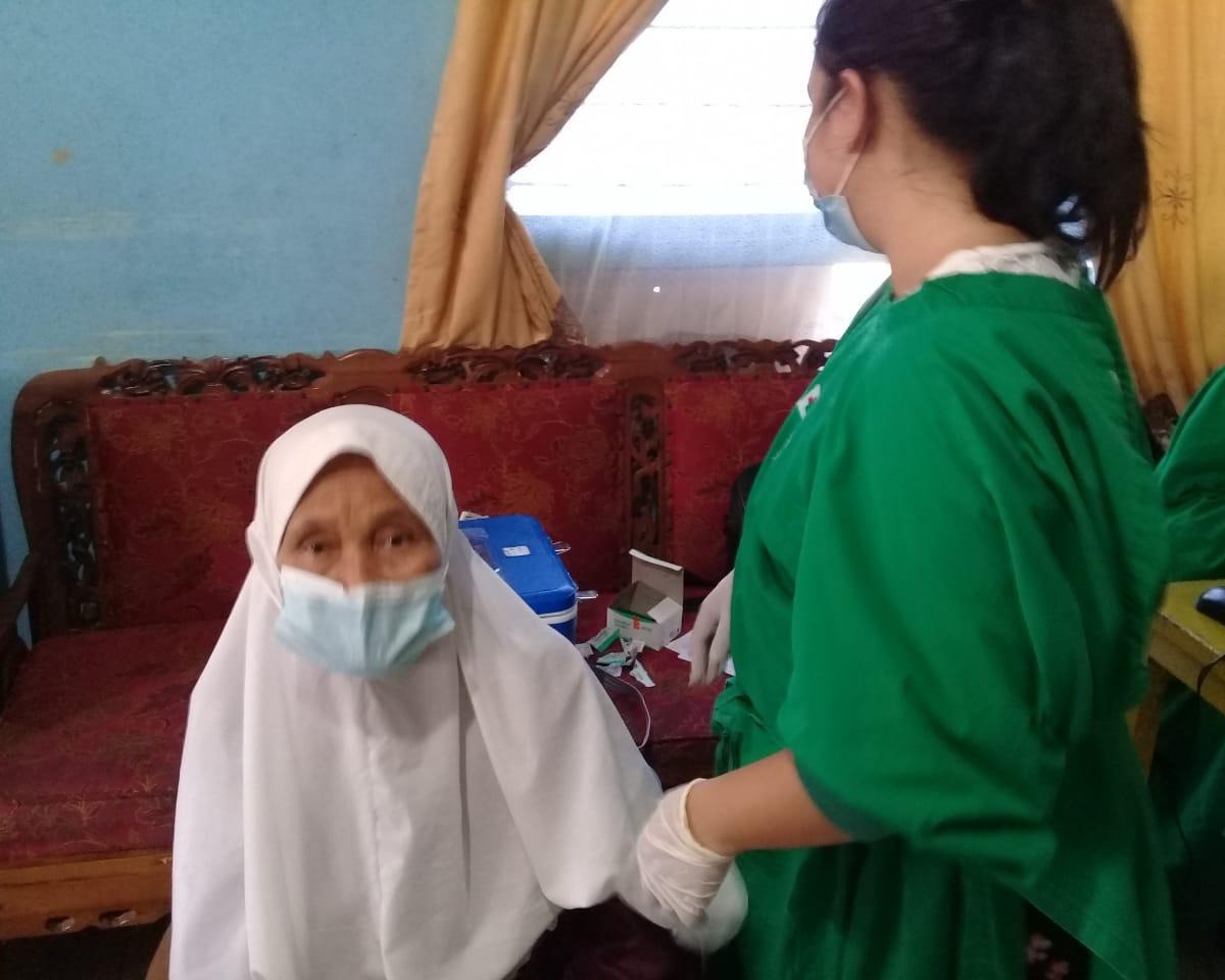 Polsek Lima Puluh Lakukan Door To Door Ke Warga Lansia Untuk di Vaksinasi Covid-19 Serta Pemberian Bantuan Sembako