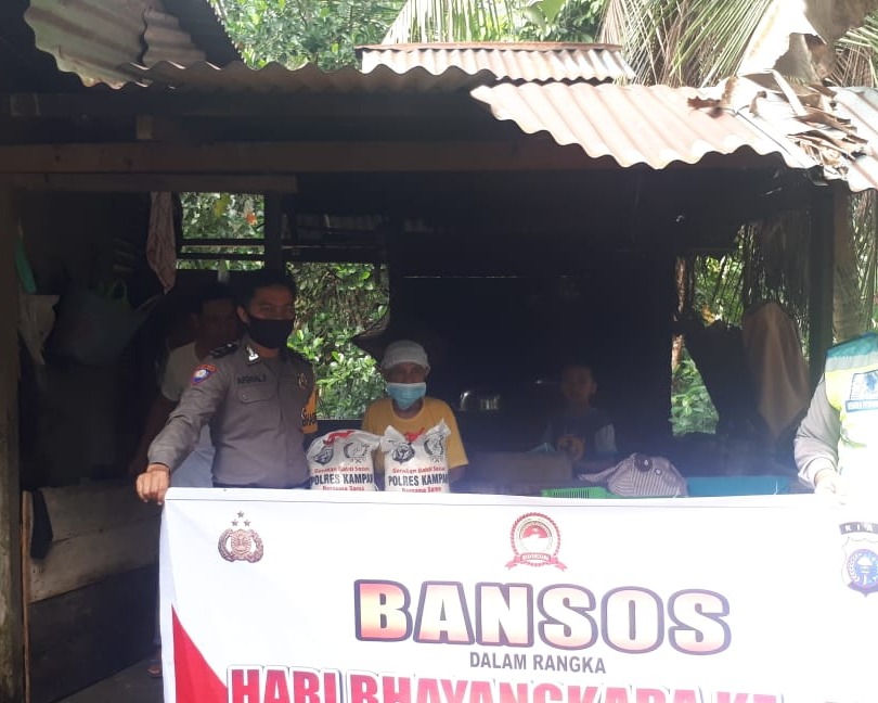 Hari ini Polres Kampar Kembali Bagikan 20 Karung Beras Dan 100 Masker Untuk Warga Kurang Mampu