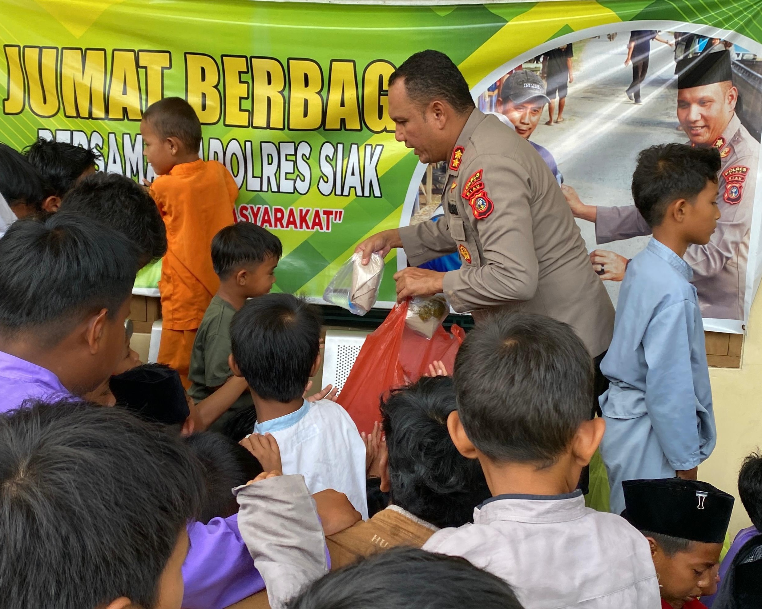 Aksi Humanis Kapolres Siak: Bagikan Makanan Untuk Jamaah Dan Anak-anak Usai Shalat Jum'at