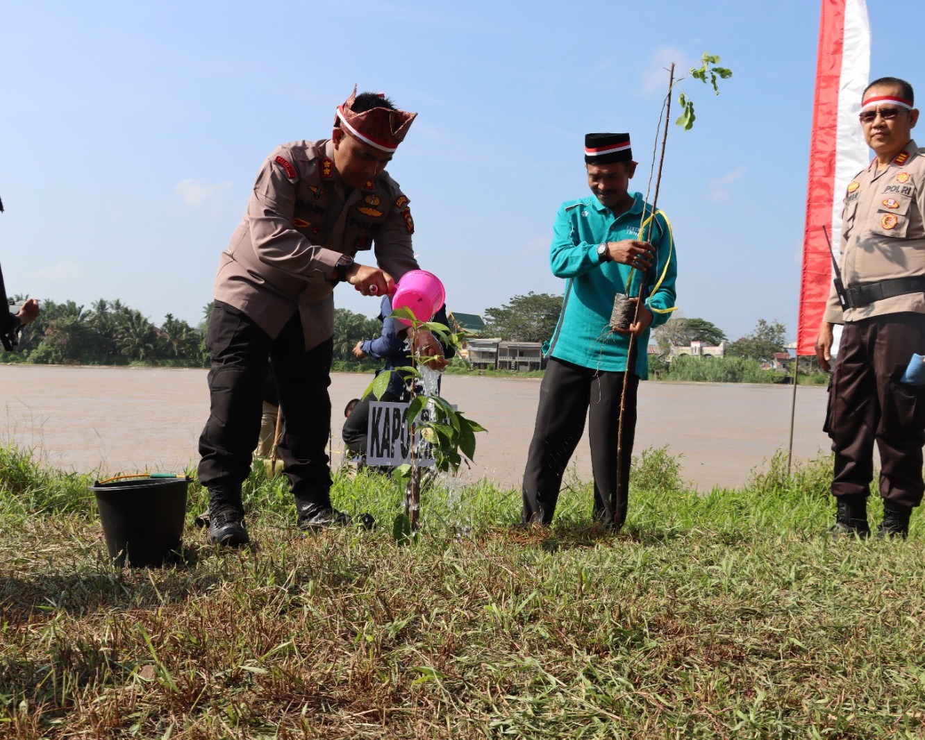 Teluk Erong Dihijaukan, Ini Pesan Kapolres Inhu Saat Tanam Pohon Serentak