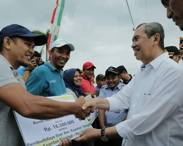 Gubri Melepas 200 Ribu Bibit Ikan Nilam di Danau Kebun Nopi Kuansing