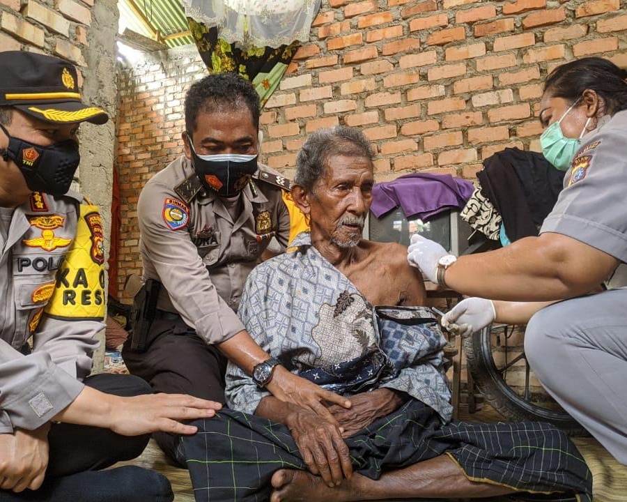 Vaksinasi Door To Door, Kapolresta Pekanbaru Lakukan Blusukan, Warga: Enak Tak Repot, Petugas Vaksinator Yang Langsung Datang
