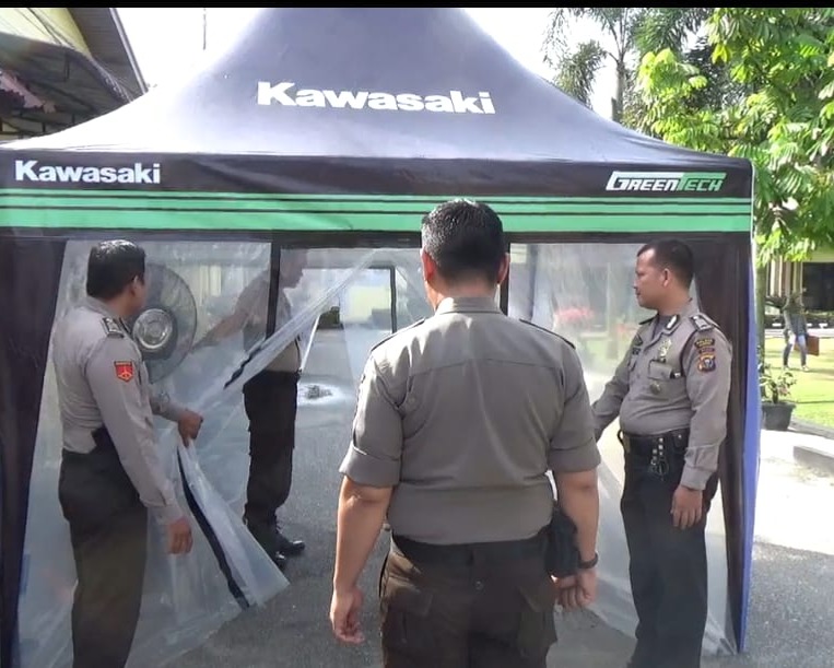 Antisipasi Penyebaran Covid-19, Setiap Tamu Polres Kampar Harus Lewati Box Sterelisasi