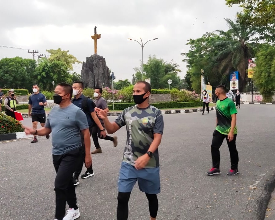 Dandim 0301/PBR Dampingi Pangdam I/BB dan Danrem 031/WB Lakukan Olahraga Tenis Bersama di Lapangan Tenis Korem 031/WB