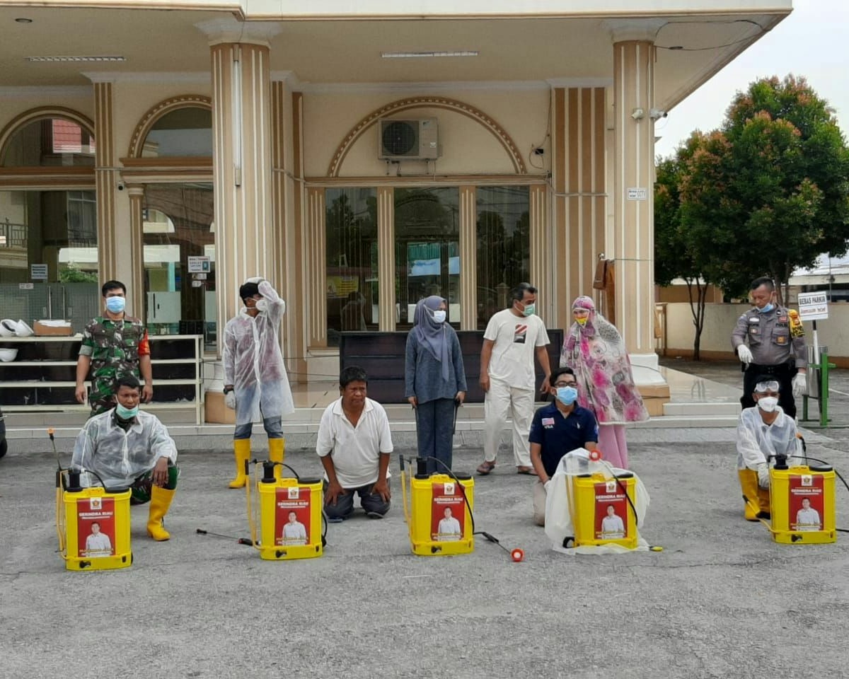 Babinsa Kodim 0301/Pekanbaru Bersama Lurah Sumahilang Melakukan Penyemprotan Disinfektan di Masjid SAS Gedung Merah H. Zainal