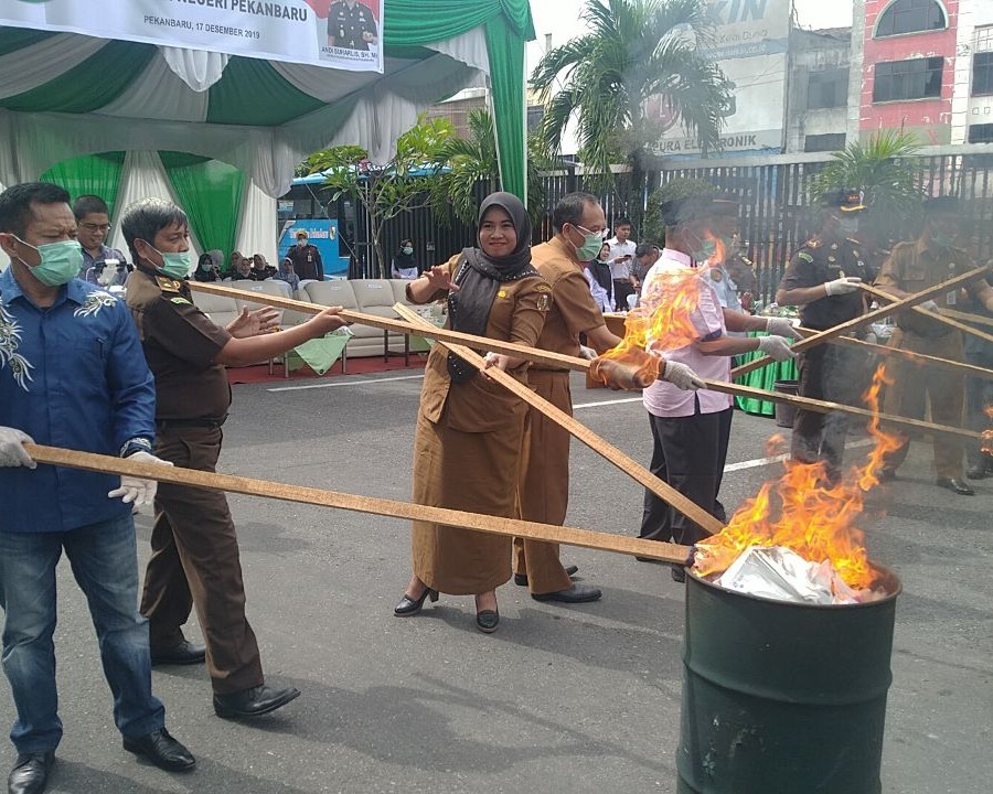 Pasi Intel Kodim 0301/Pekanbaru Hadiri Kegiatan Pemusnahan Barang Bukti di Kantor Kejaksaan Negeri