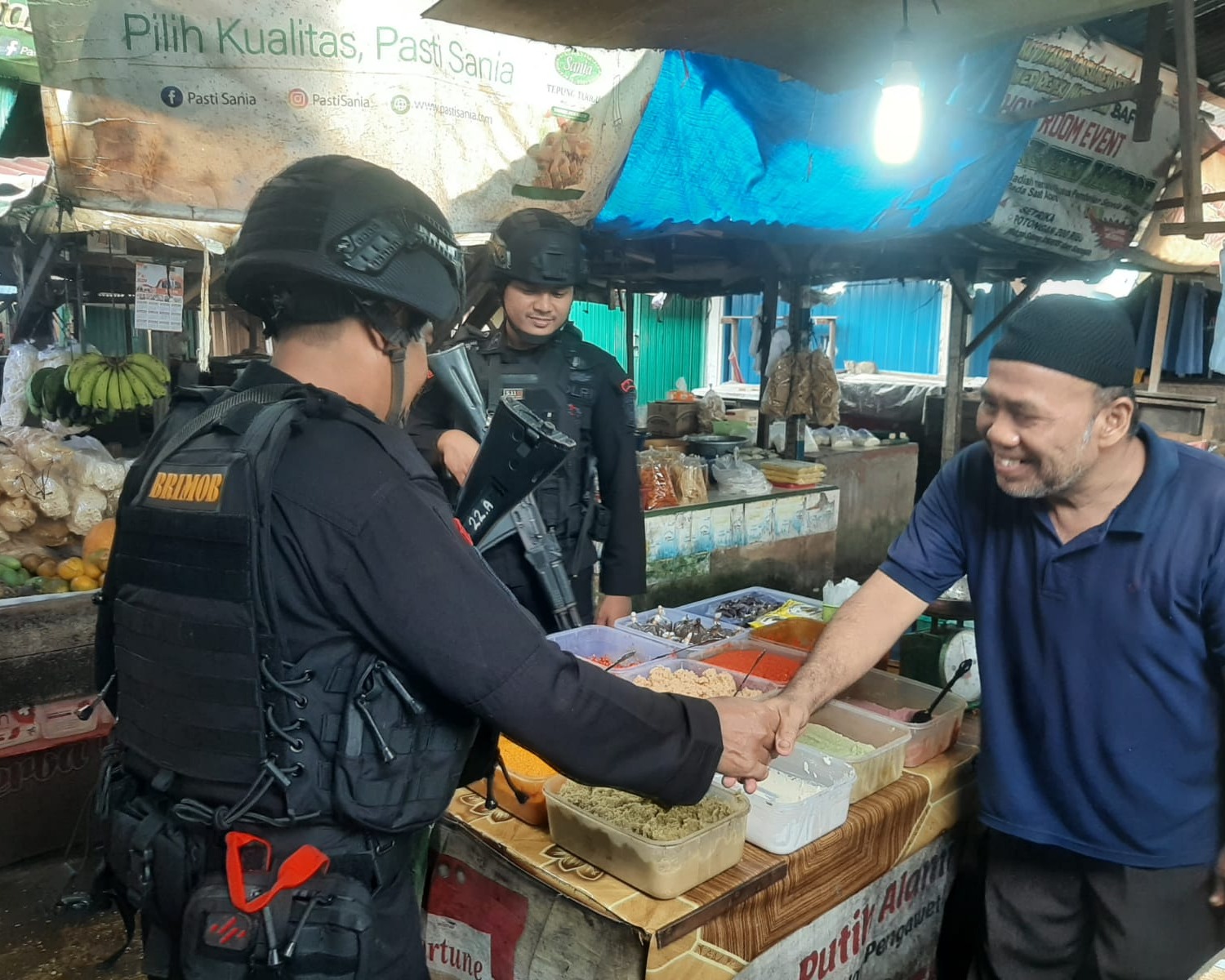 Satgas Tindak Brimob Polda Riau Dalam Rangka Ops Lilin Lancang Kuning 2023 Laksanakan Patroli Sambang Ke Pusat Perbelanjaan