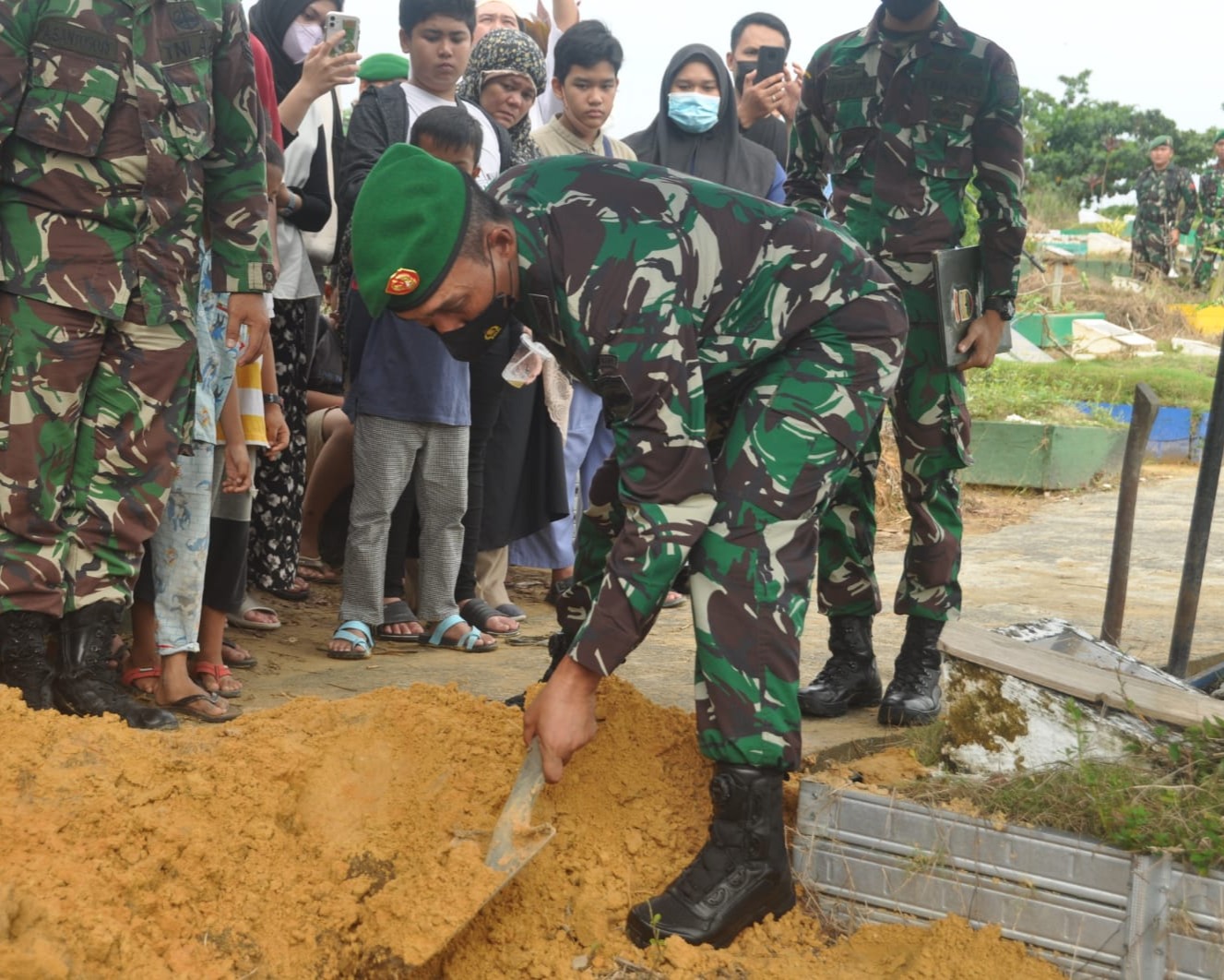 Dandim 0301/PBR Pimpin Upacara Persemayaman Dan Pemakaman Almarhum Mayor Cpl (Purn) Riyandi Zulfan