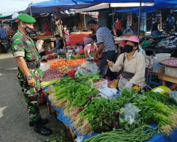 Pantau Pasar Tradisional, Babinsa Kodim 0301/PBR Laksanakan Kegiatan Pendisiplinan Prokes