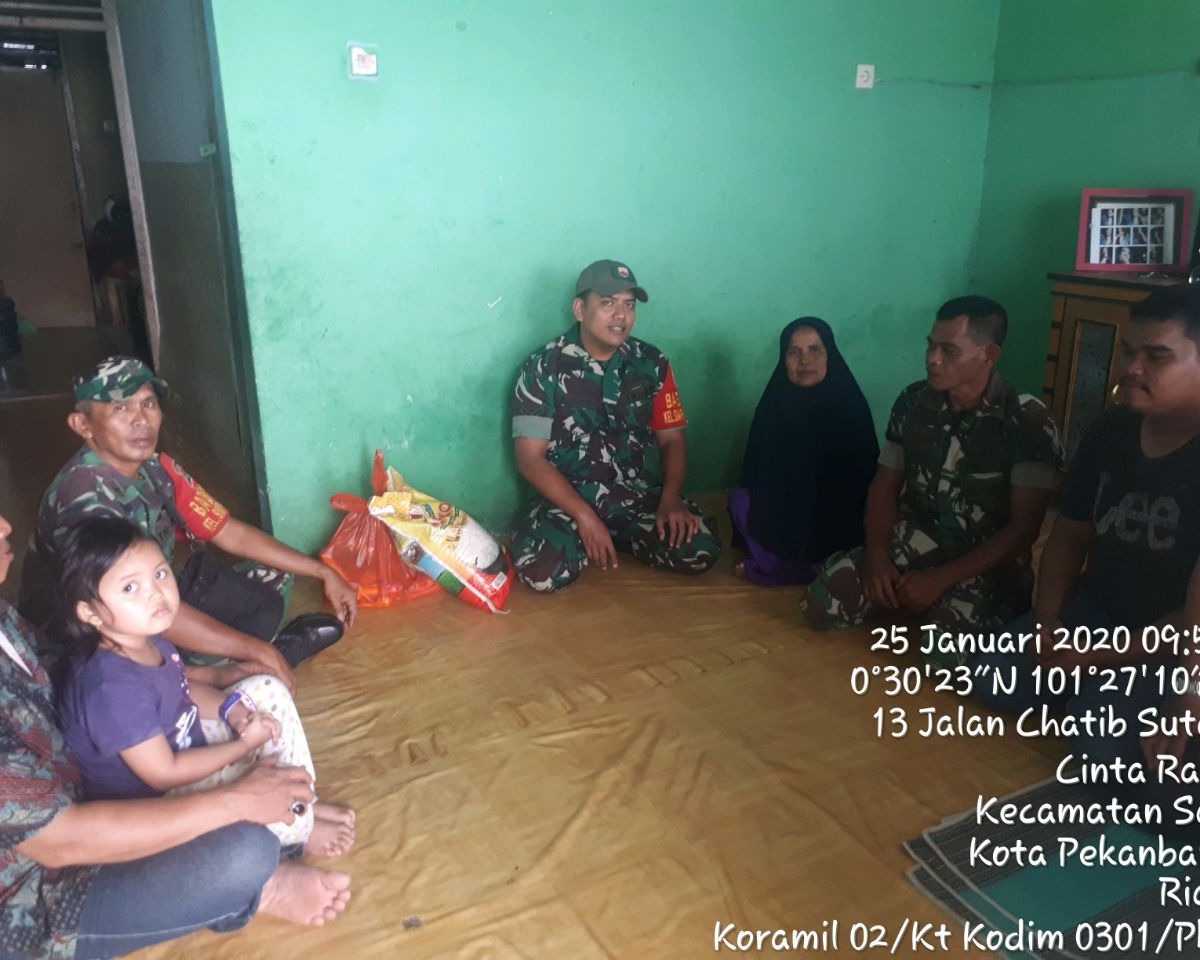 Babinsa Kodim 0301/Pekanbaru Anjangsana Ke Rumah Warga Beri Bantuan Sembako
