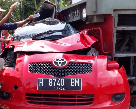 [Breaking] KA Kaligung Tabrak Mobil Yaris di Kendal