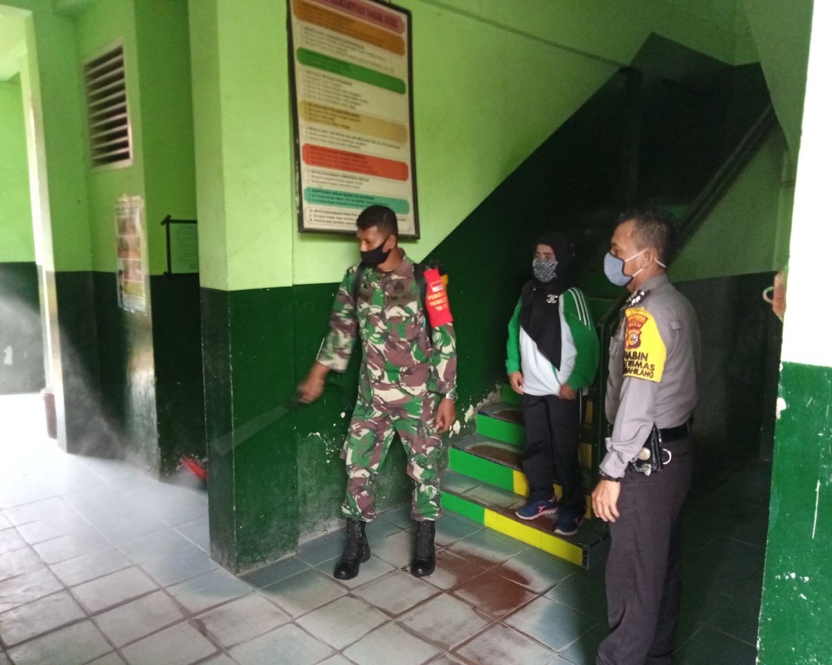 Babinsa Kodim 0301/Pekanbaru Laksanakan Penyemprotan Disinfektan di SDN 71 Kelurahan Sumahilang
