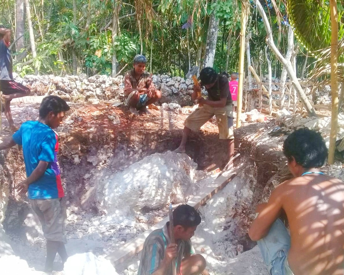 Krisis Air Minum Masyarakat Kodi Gali Bak Penampung Air Hujan