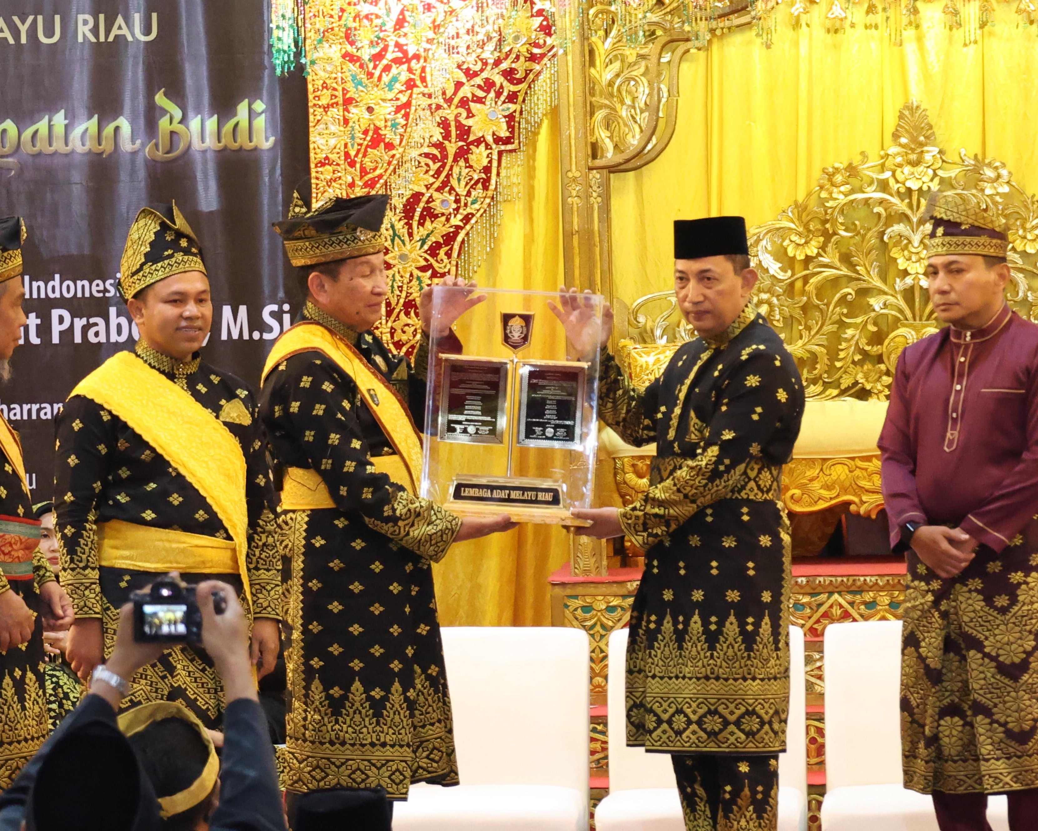 Kapolda Dan Gubernur Riau Jadi Saksi Di Prosesi Anugerah Adat Ingatan Budi Kepada Kapolri