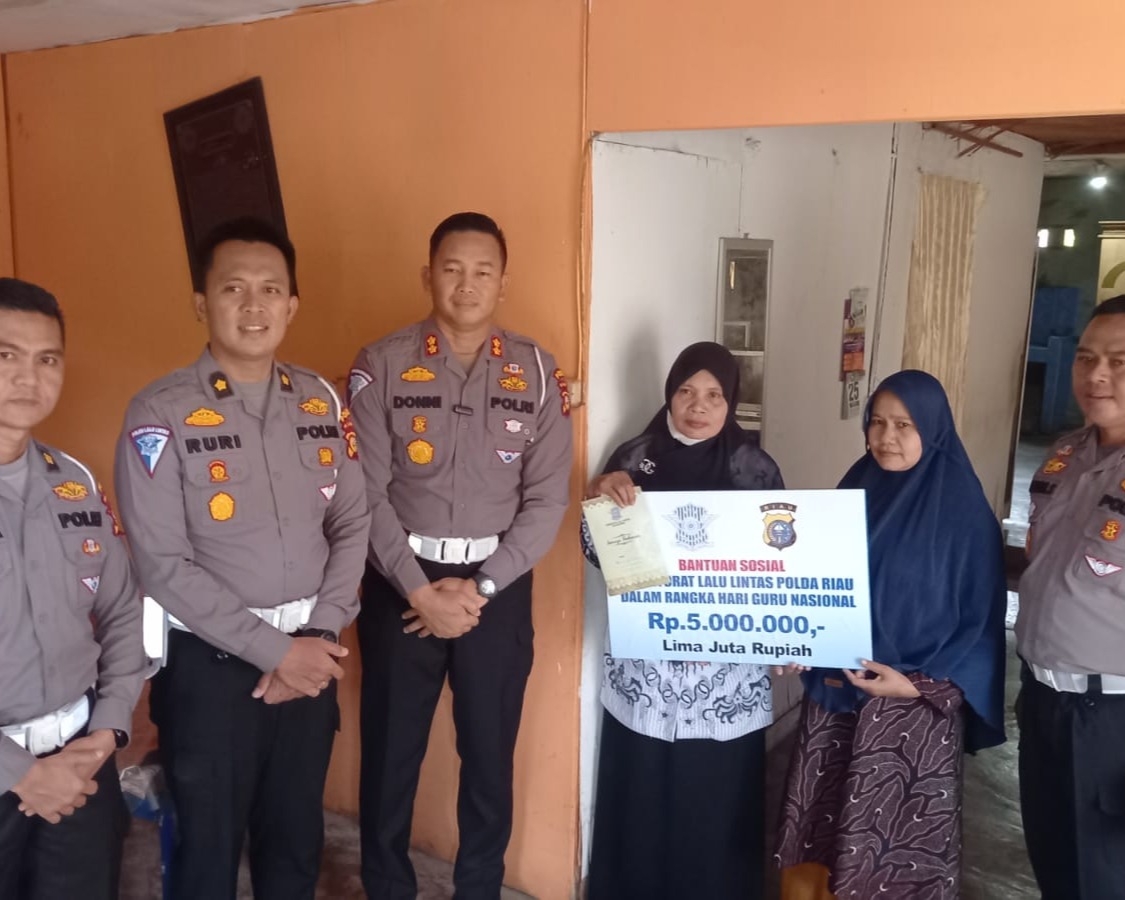 Sempena Hari Guru Nasional Tahun 2022, Ditlantas Polda Riau Berikan Bantuan Sosial Kepada Guru Honorer