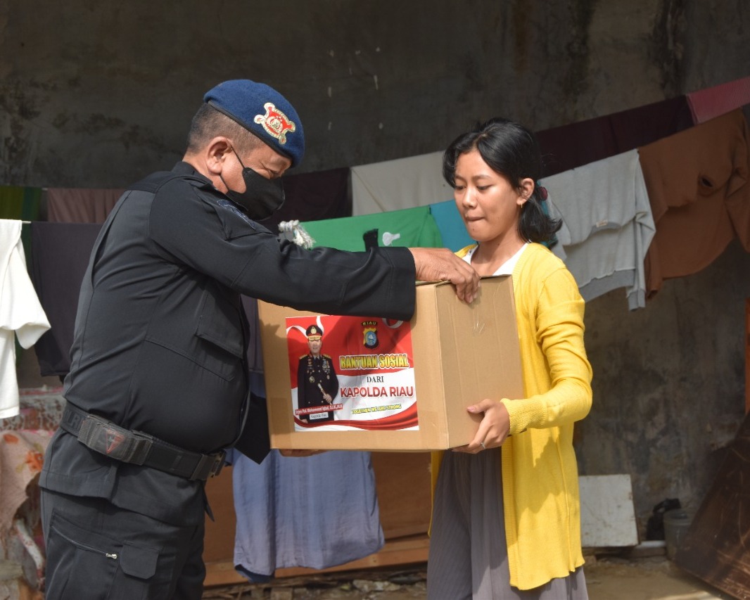 Jumat Barokah, Satuan Brimob Polda Riau Peduli Berikan Sembako Kepada Masyarakat