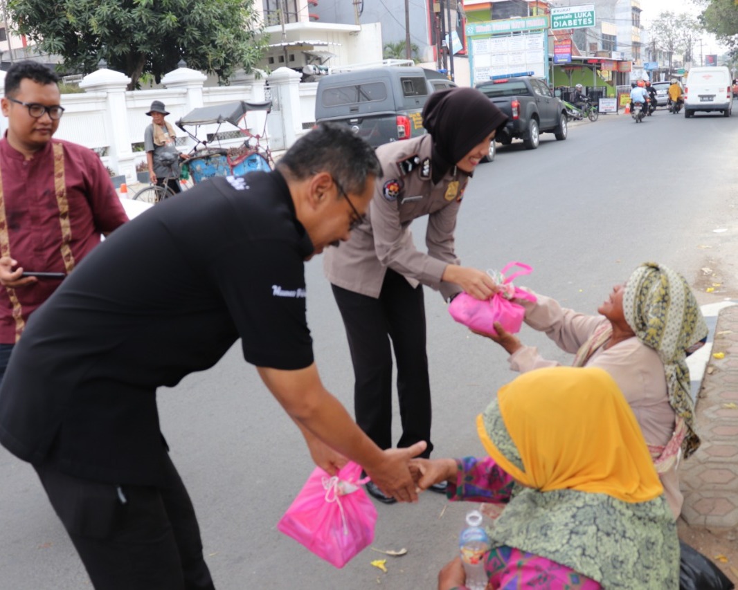 Peduli Sesama, Tim Jumat Barokah Polda Banten Sambangi Kediaman Nenek Mariah