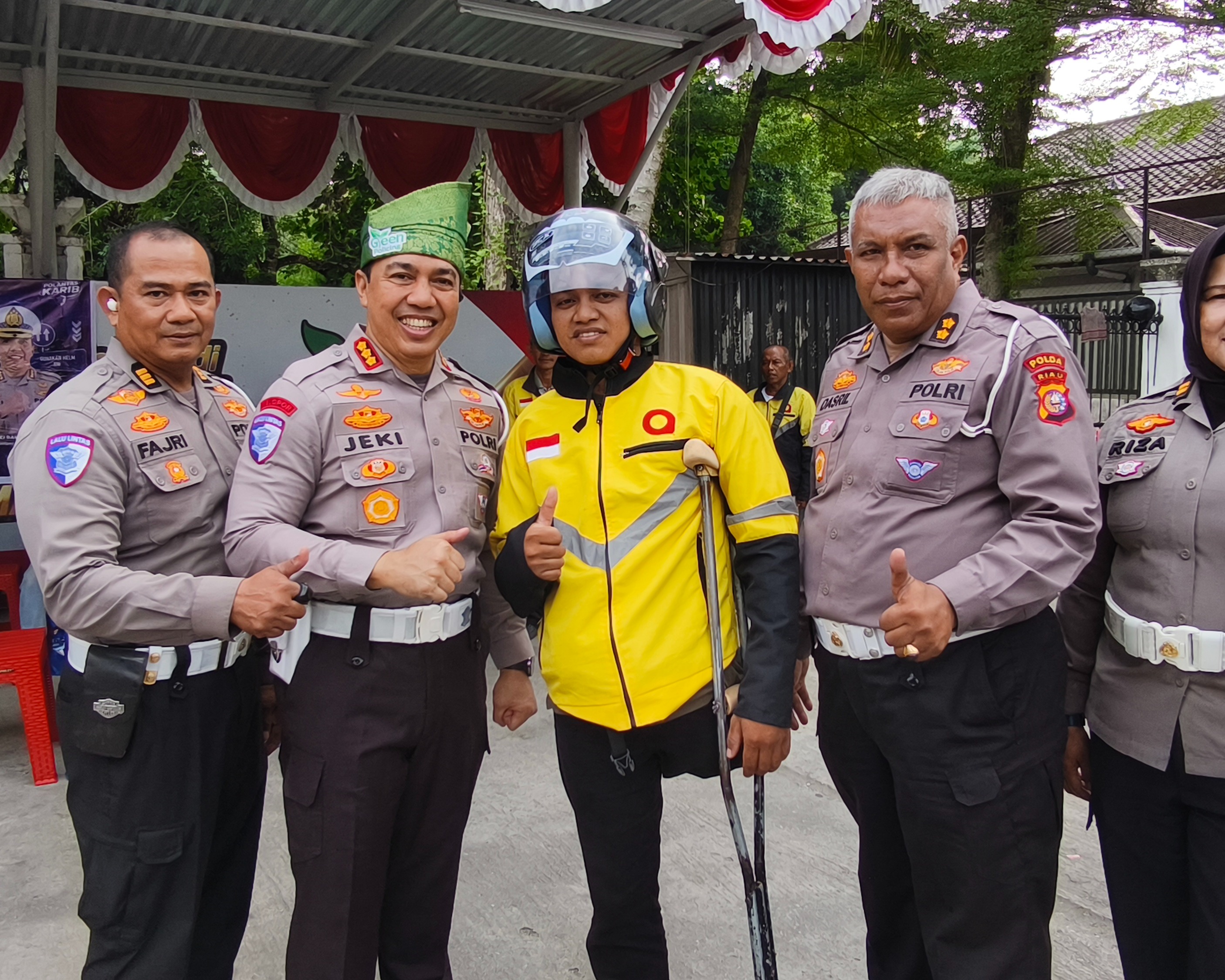 Dari Helm SNI Hingga Bibit Pohon, Polantas Karib Tebar Berkah Bersama Ojol Pekanbaru