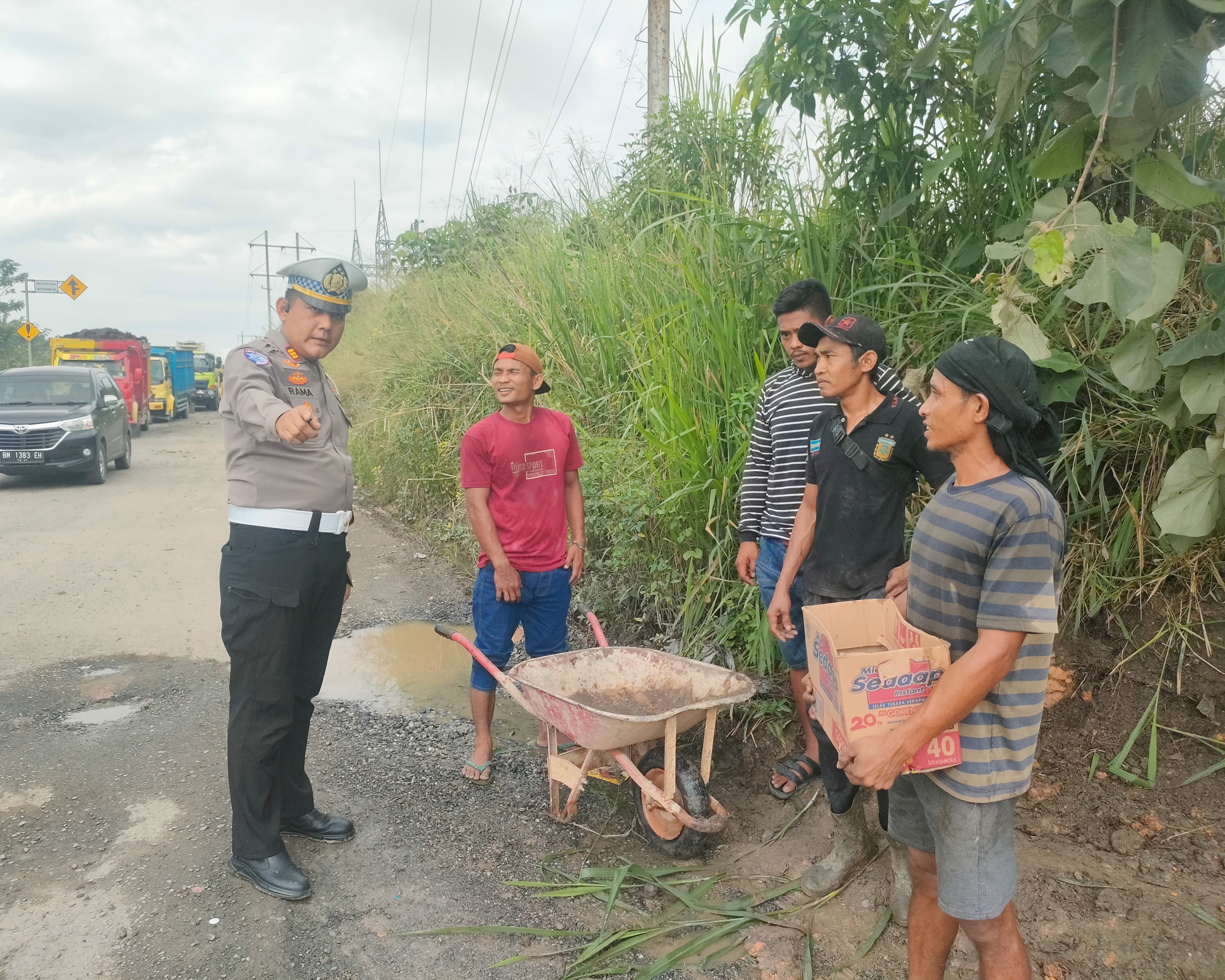 Satlantas Polres Siak Respon Cepat Tegur Masyarakat yang Lakukan Pungli di Lokasi Jalan Rusak Jembatan Puing