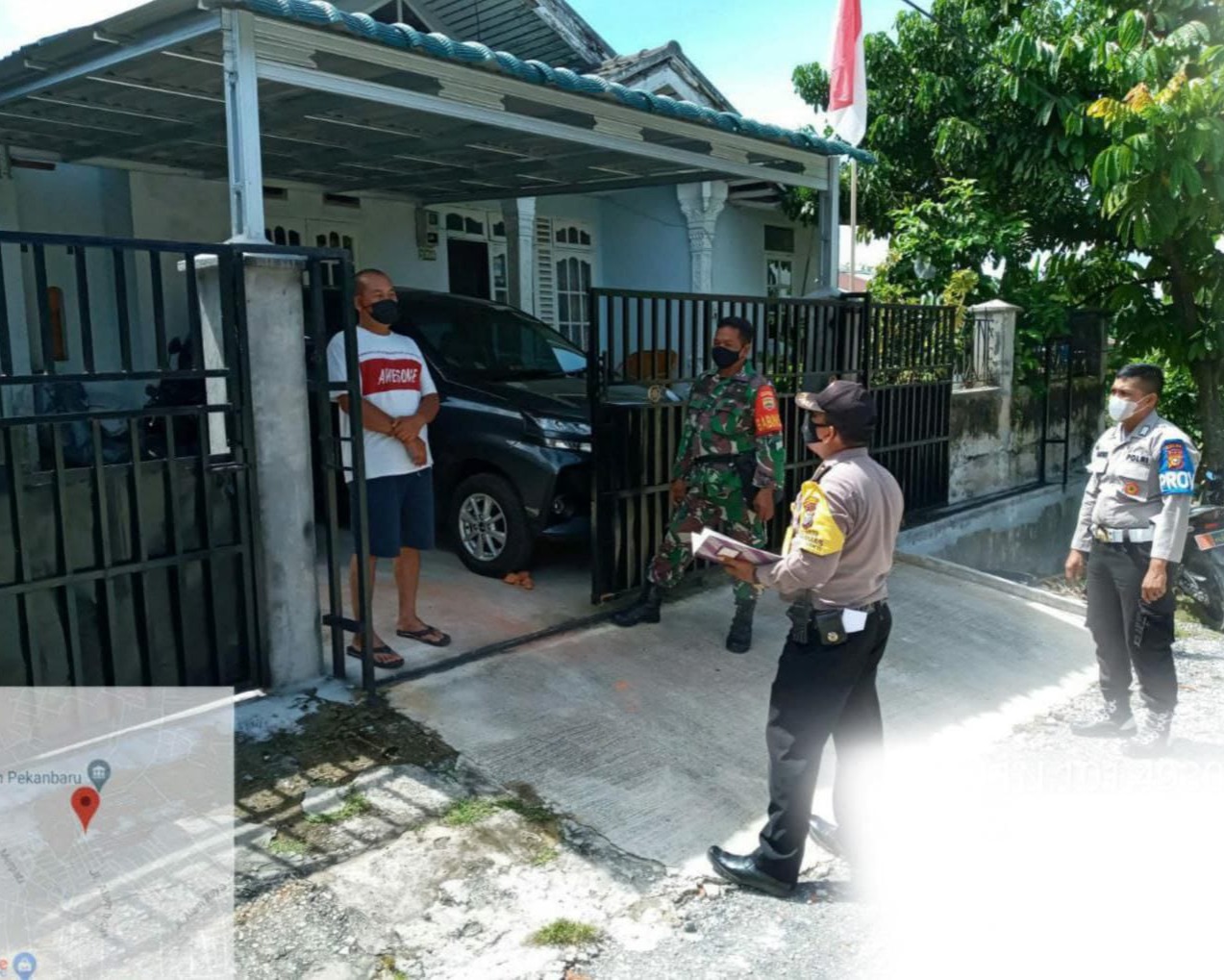 Babinsa Kodim 0301/PBR Bersama Personil Polri Berikan Obat dan Vitamin Kepada Warga Yang Lakukan Isoman