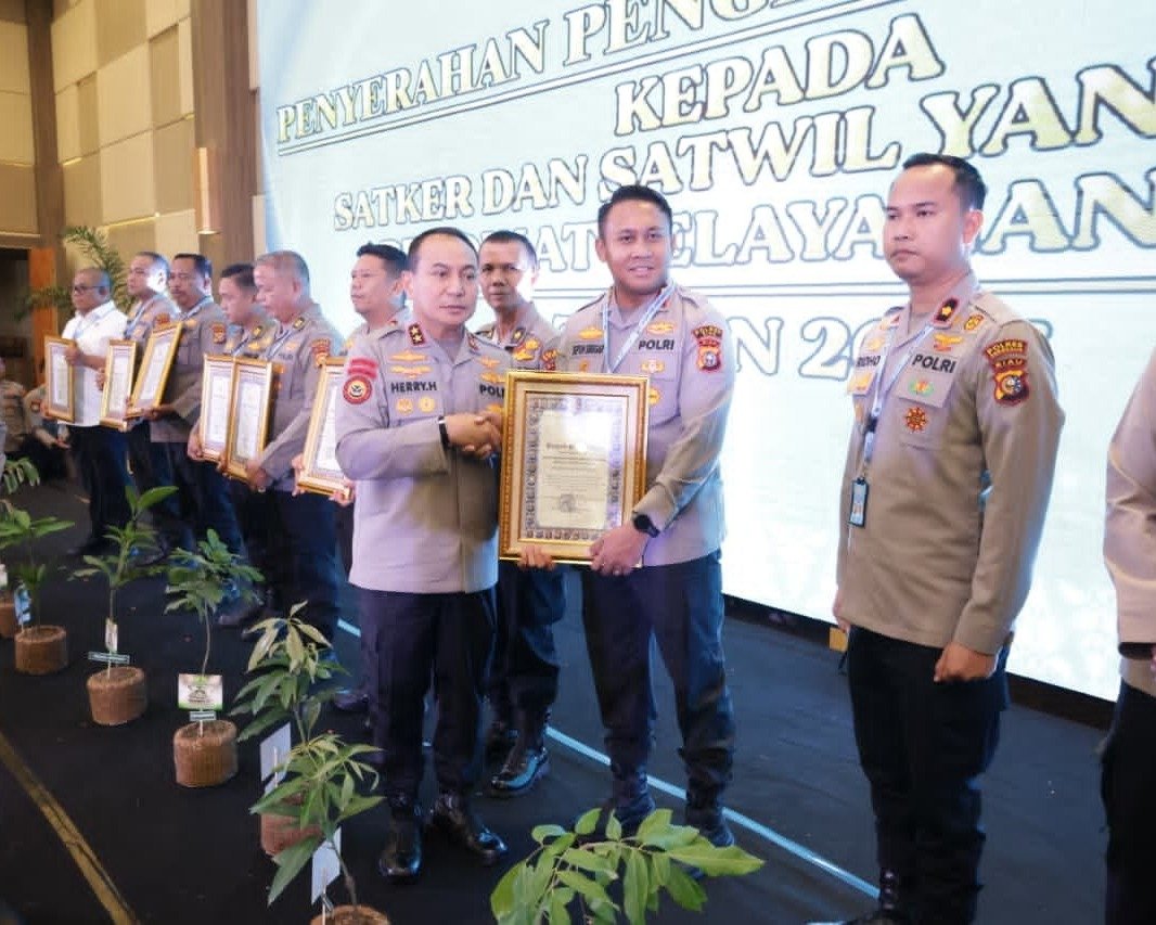 Menembus Batas Pelayanan Prima : Polres Siak Raih Penghargaan Dari Kapolri Berkat Ketulusan Dan Kerja Keras Memberikan Pelayanan Terbaik Kepada Masyarakat
