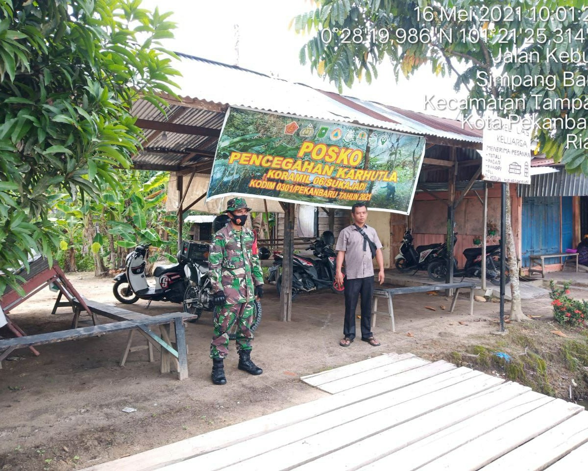 Suasana Hari Lebaran Keempat, Babinsa Kodim 0301/PBR Tetap Terus Lakukan Patroli dan Sosialisasi Karhutla Bersama Masyarakat Peduli Api