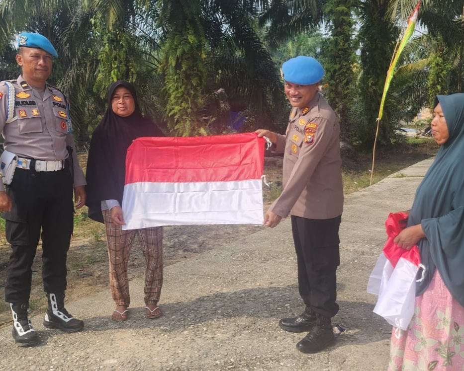 Ekspedisi Merah Putih Sipropam Polres Pelalawan Kibarkan 30 Bendera di Desa Rantau Baru