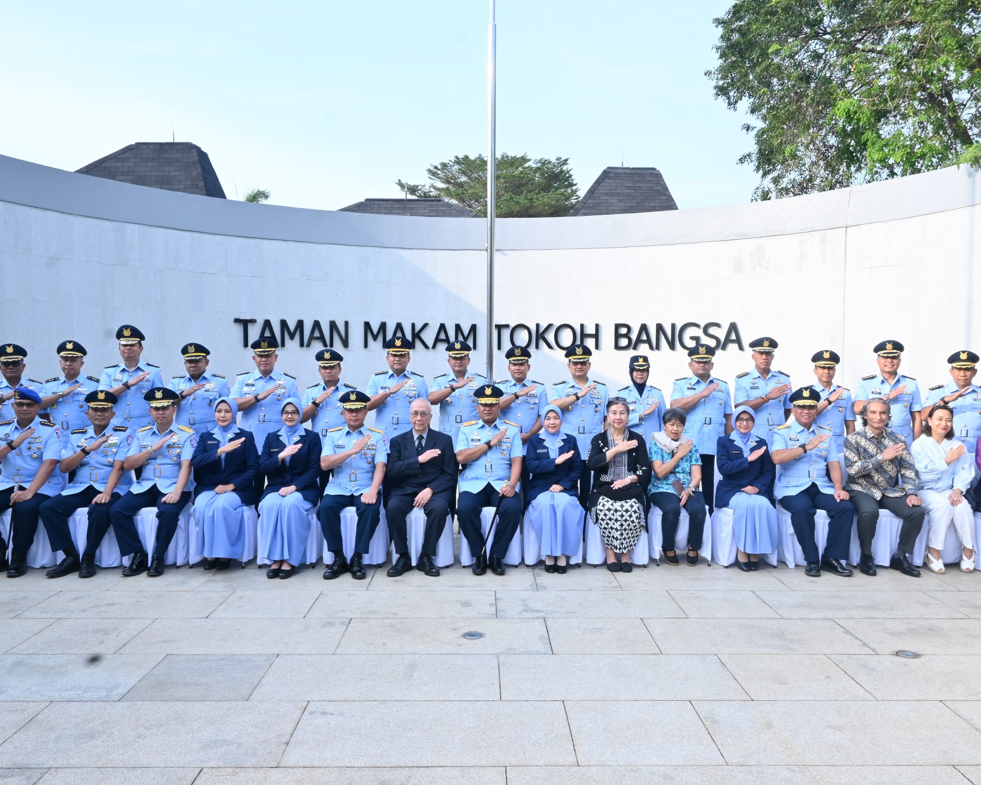 Momentum Tabur Bunga Di Hari Bakti TNI AU Ke-79, Pangkodau I Menyerahkan Tali Asih