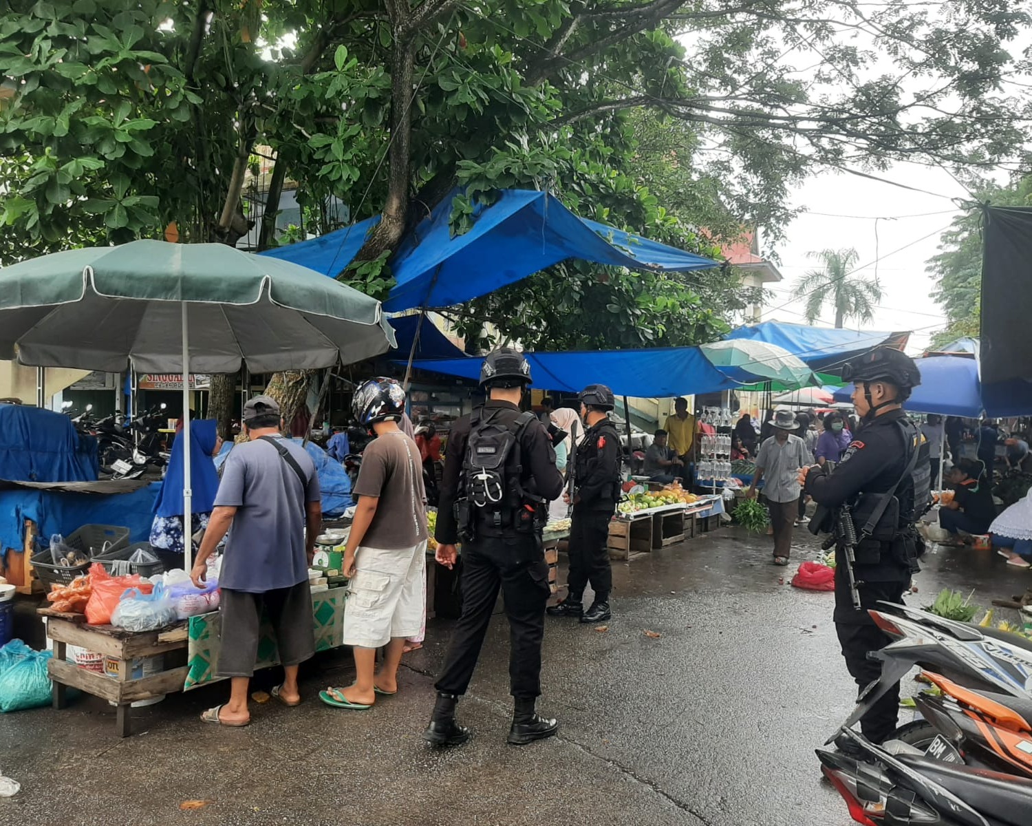 Satgas Tindak Brimob Polda Riau Dalam Rangka Ops Lilin Lancang Kuning 2023 Laksanakan Patroli Sambang Ke Pusat Perbelanjaan