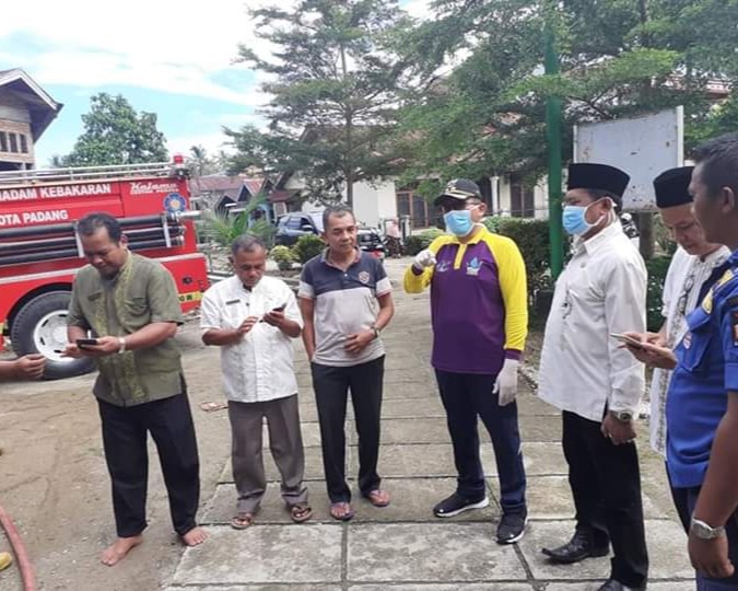 Wawako Padang: Sebelum Pelaksanaan Shalat Jumat, Masjid Di Kota Padang Dibersihkan Menggunakan Disinfektan