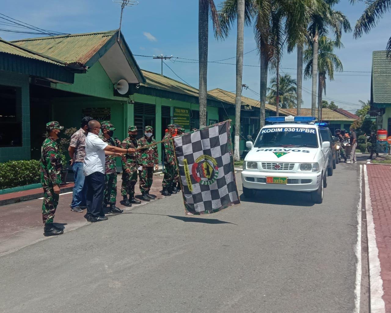 Peduli Covid-19, Dandim 0301/Pekanbaru Bersama PT Wahanakarsa Swandiri Menyerahkan Bantuan Paket Sembako Kepada Masyarakat