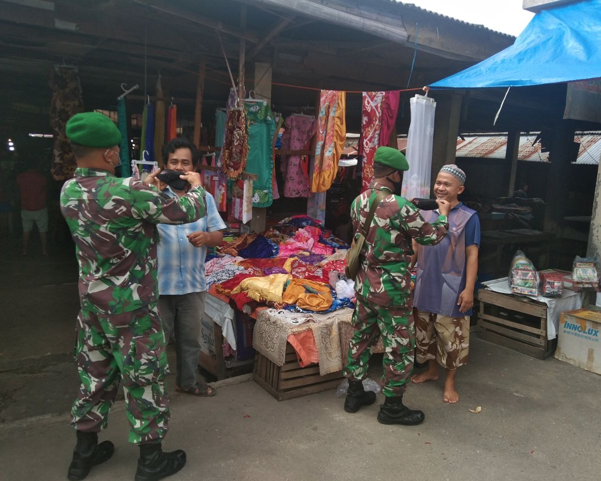 Hari Kedua Lebaran Idul Fitri 1442 H, Personil Kodim 0301/PBR Laksanakan Patroli Pemberlakuan PPKM Serta Bagikan Masker di Pasar 50 Kelurahan Pesisir