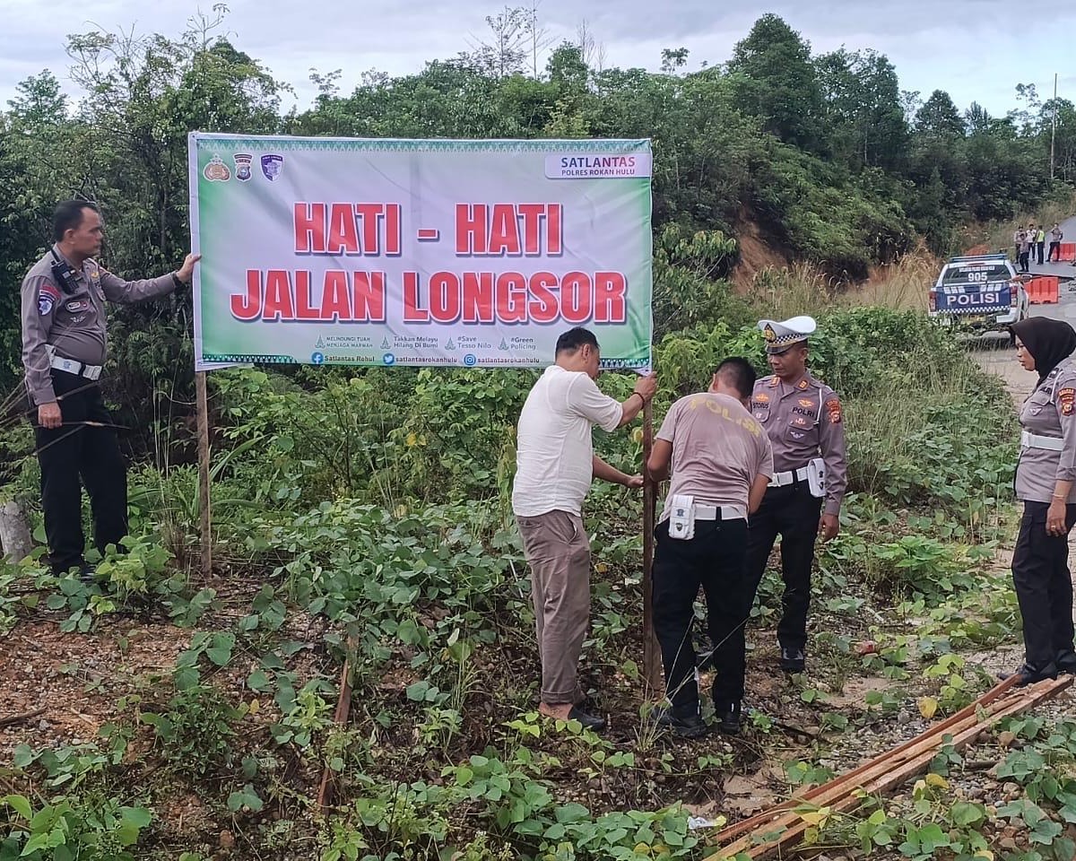 Tinjau Lokasi Longsor, Satlantas Polres Rokan Hulu Pasang Rambu Peringatan Di Jalan Amblas Lintas Rokan–Banjar Datar