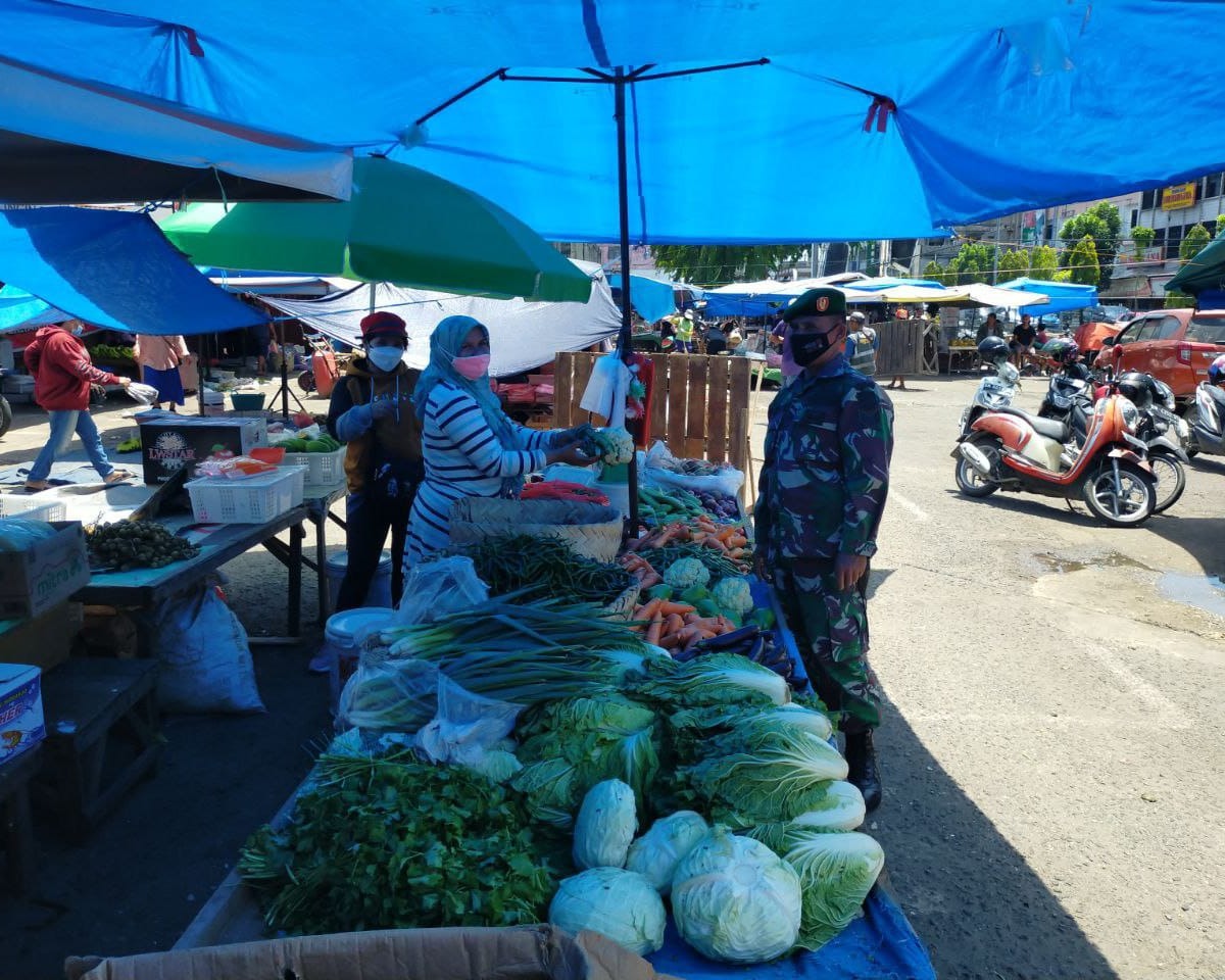 Babinsa Kodim 0301/PBR Laksanakan Himbauan Prokes di Pasar Cik Puan