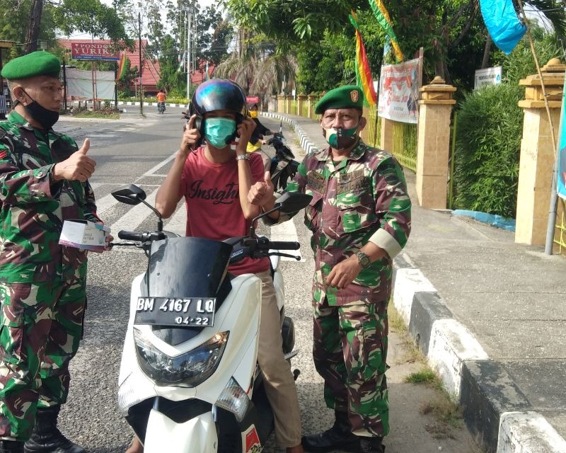 Personil Kodim 0301/PBR Di Pimpin Oleh Danramil 05/Sail Membagikan Masker Gratis Kepada Masyarakat