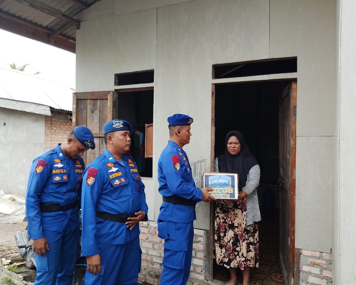 Satpolairud Polres Siak Gelar Program Jalur Di Pesisir Sungai Limau, Bagikan Sembako Dan Layani Klinik Terapung