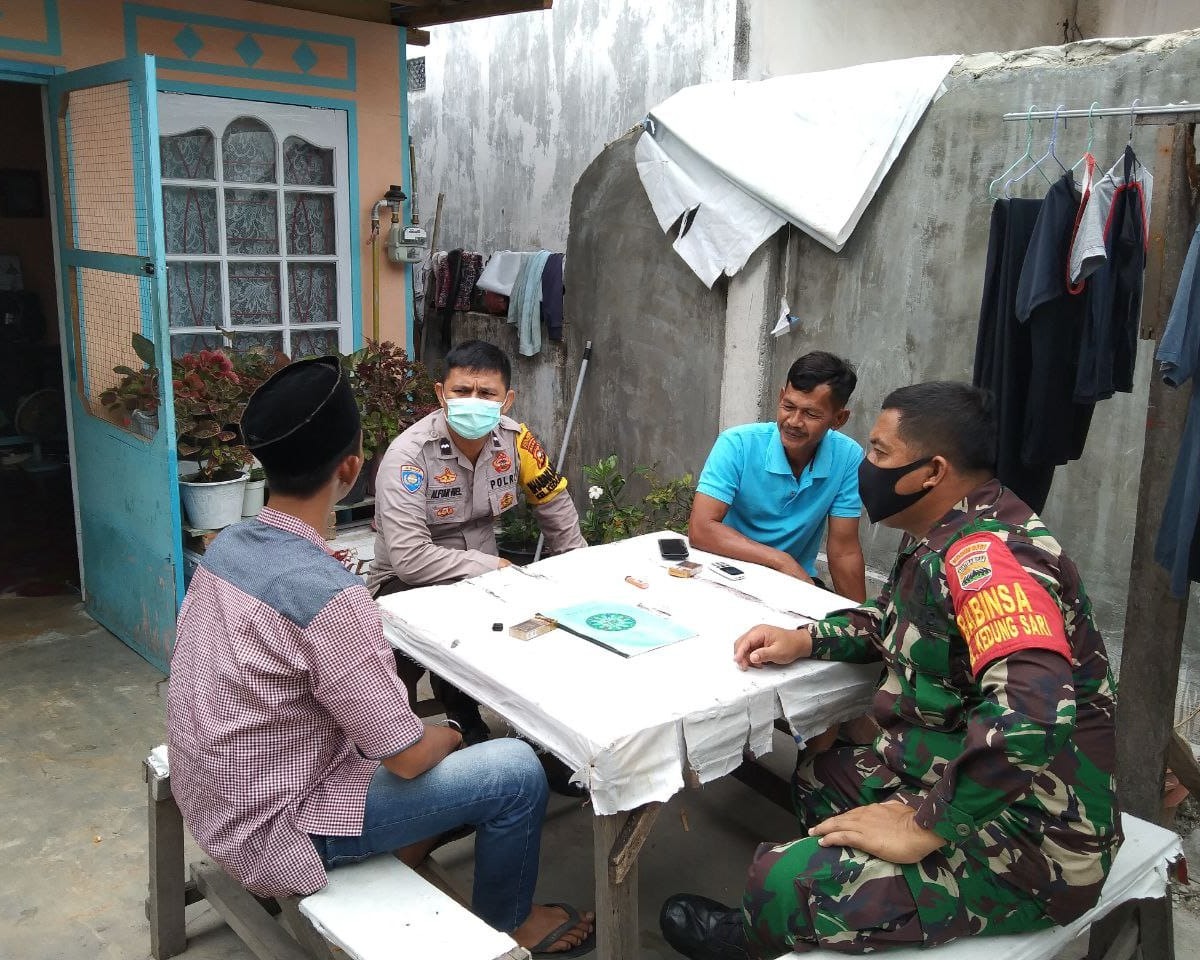 Babinsa Kodim 0301/PBR dan Ketua RT 02 Laksanakan Komsos Bahas Siskamling dan Penanganan Sampah