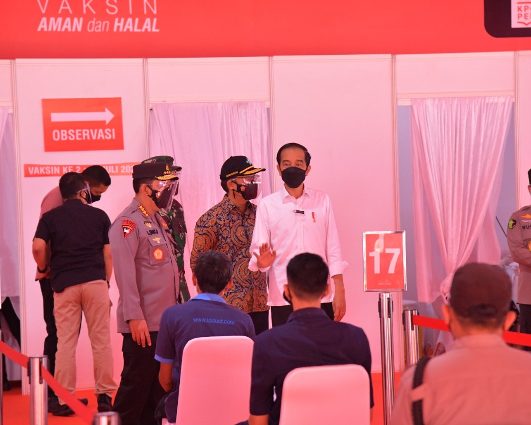 Presiden Jokowi Tinjau Vaksinasi Massal Jelang HUT Bhayangkara Ke-75