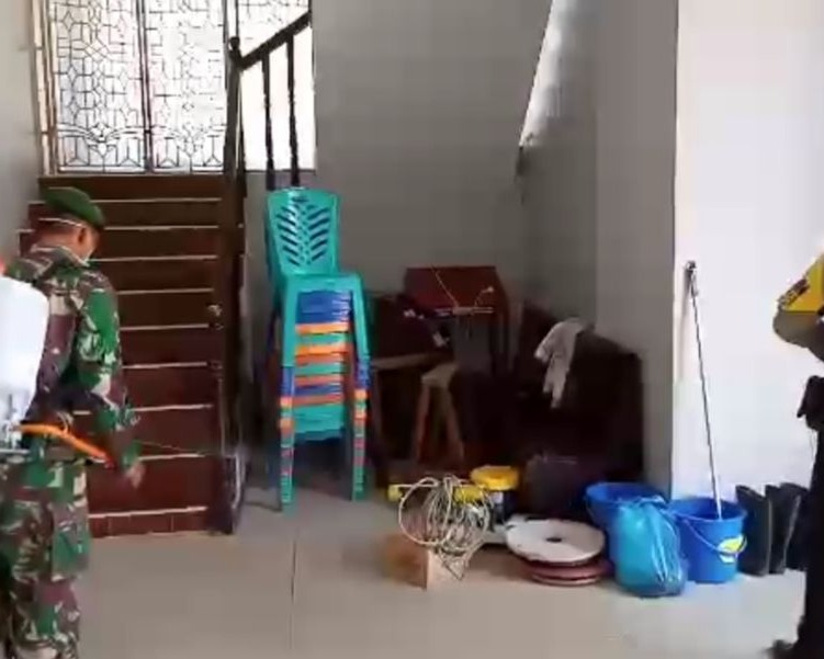 Cegah Penyebaran Covid-19, Babinsa Kodim 0301/Pekanbaru Bersama Bhabinkamtibmas Serta Lurah Simpang Empat Laksanakan Penyemprotan Disinfektan di Gereja GPIB Immanuel