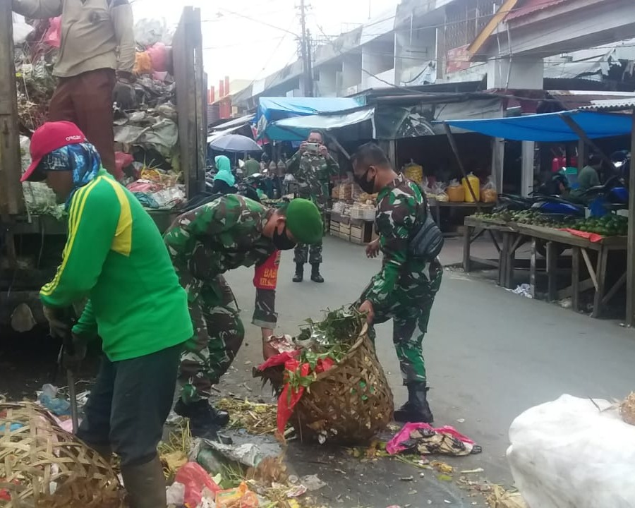 Babinsa Kodim 0301/PBR Laksanakan Gotong Royong Bersihkan Sampah Di Kelurahan Sukaramai