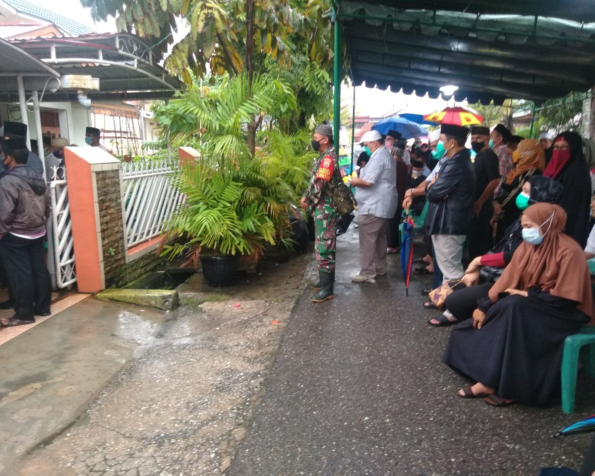 Turut Belasungkawa, Babinsa Kodim 0301/PBR Melayat Kerumah Duka Tokoh Masyarakat Di Kelurahan Sidomulyo Timur