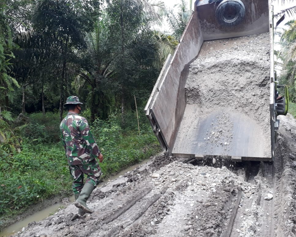 Personil Kodim 0301/PBR Mengontrol Penebaran Material Sirtu Pada Sasaran 1 Gang Rahmad Kelurahan Tebing Tinggi Okura 
