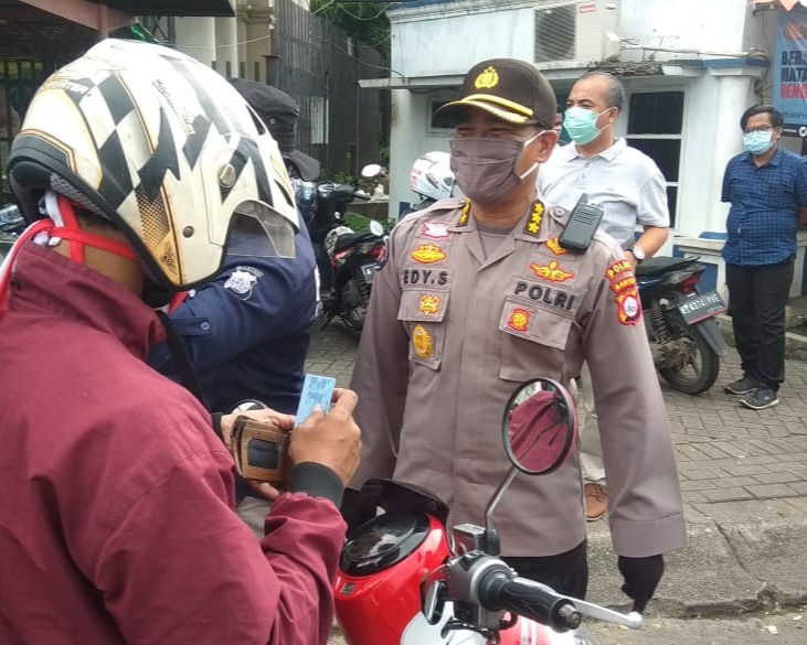 Kabidhumas Dampingi Wakapolda Banten Meninjau Pelaksanaan PSBB dan Posko Check Point Citra Raya Cikupa