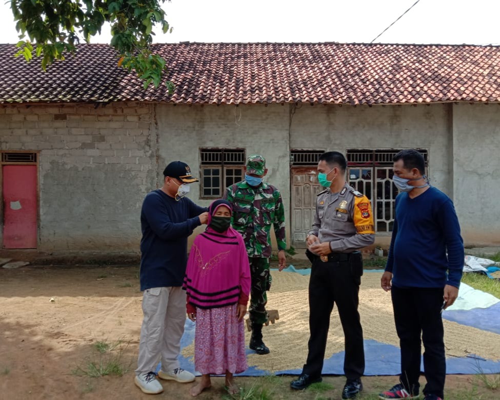 Solidaritas TNI-Polri, Koramil 05/Cepiring Dan Polsek Kangkung Membagikan Sembako Untuk Warga Yang Kurang Mampu